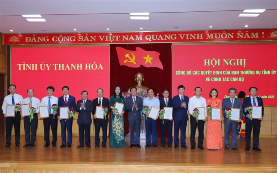 Trao quyết định bổ nhiệm cho các lãnh đạo chủ chốt các sở ngành Ảnh: BTH