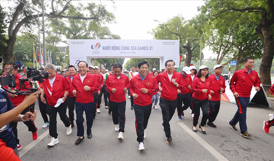 Các đại biểu tham gia chạy khởi động cùng SEA Games 31. Ảnh: Bùi Lượng
