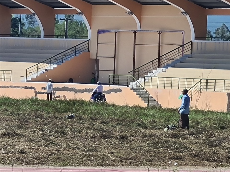 Theo ghi nhận, một số vị trí khán đài bị nứt, chủ đầu tư sử dụng xi măng trát và sơn lại một lớp mới.