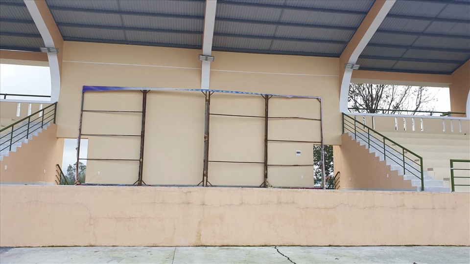 Theo ghi nhận, một số vị trí khán đài bị nứt, chủ đầu tư sử dụng xi măng trát và sơn lại một lớp mới.