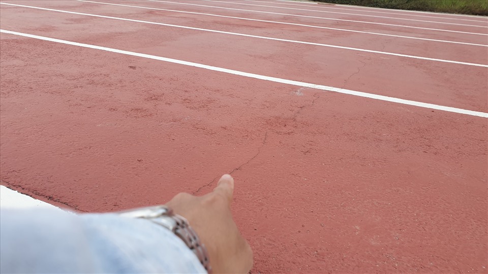 Các vết nứt trên đường pitch theo lý giải của chủ đầu tư là do mưa bão và
