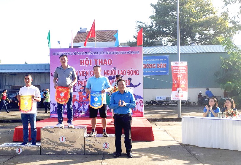 Phó Chủ tịch Thường trực LĐLĐ tỉnh Kiên Giang Phạm Văn Đằng trao thưởng cho các vận động viên đạt thành tích cao. Ảnh: LT