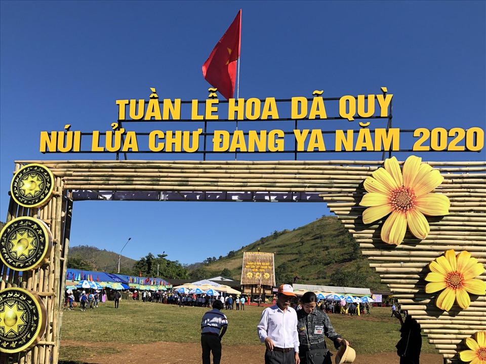 Lễ hội thu hút hàng ngàn du khách khắp nơi đến tham gia. Ảnh TT