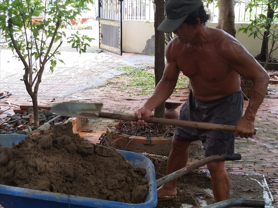 Suốt ngày anh Hoàng ở trần, làm việc nặng nhọc. Ảnh: K.Q