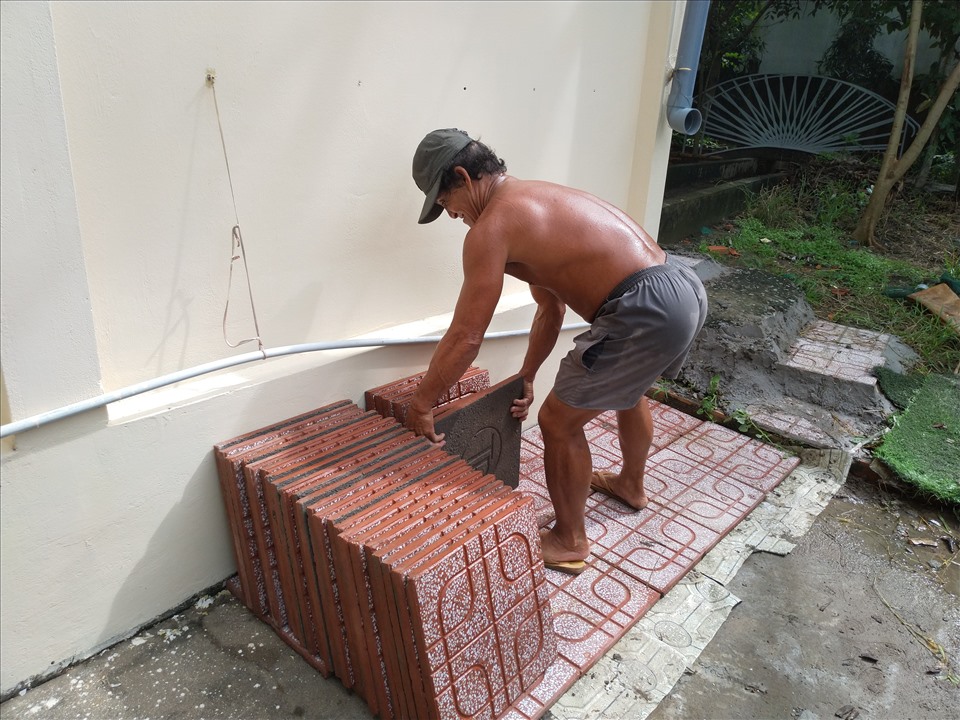 Anh luôn làm việc hết lòng, có trách nhiệm, nhờ đó được nhiều người thuê mướn. Ảnh: K.Q