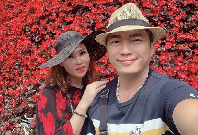 Kinh Quốc sinh năm 1974. Anh từng là gương mặt quen thuộc trong nhiều phim truyền hình như: Dòng đời, Hướng Nghiệp, Ký túc xá, Scandal 2, Đất phương Nam, Áo cưới thiên đường, Hào quang trở lại... Anh từng nhận giải thưởng Nam diễn viên được yêu thích nhất của HTV Awards năm 2006 cho vai Tri - phim Hướng nghiệp 1. Từ năm 2009, anh kết hôn với nữ đại gia bằng tuổi và chuyển sang làm đạo diễn, sản xuất các phim ngắn phát trên YouTube. Gần đây anh thực hiện nhiều vlog về du lịch, ẩm thực... Ảnh: NSCC