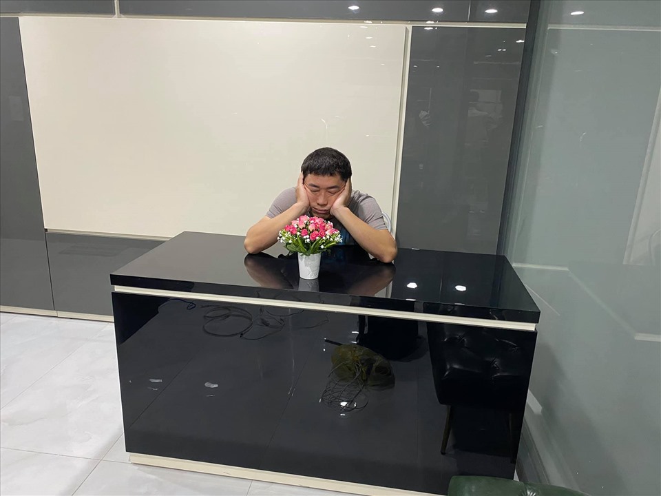 Theo giới nhà đất, giá trị căn nhà của Kinh Quốc có giá khoảng 2 triệu USD. 5 tầng phía dưới nam diễn viên làm văn phòng làm việc và cho thuê. 2 tầng trên anh sống cùng vợ và 2 con gái.