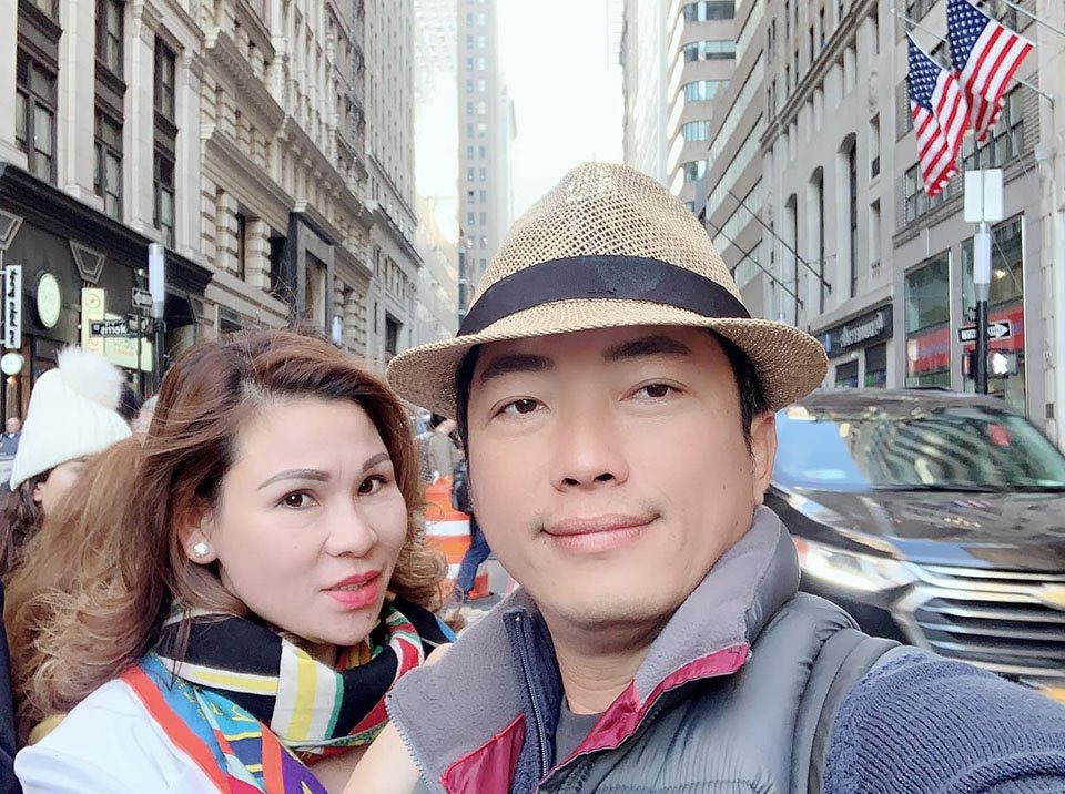 “Đóng phim hơn 25 năm, tôi quen cảnh ăn bờ ở bụi quen rồi. Vợ có tặng tôi xe nhưng tôi cũng ít dùng. Tôi quen đi xe máy cho thoải mái, bản thân được vận động. Khi hai vợ chồng đi nước ngoài, bà xã thường dắt tôi vào những shop hàng hiệu kêu chọn mua vài bộ nhưng nhìn cái giá “khủng” tôi lại bỏ đi, tìm các hiệu bình dân, tôi thấy phí quá nên không cần thiết”, anh tâm sự.
