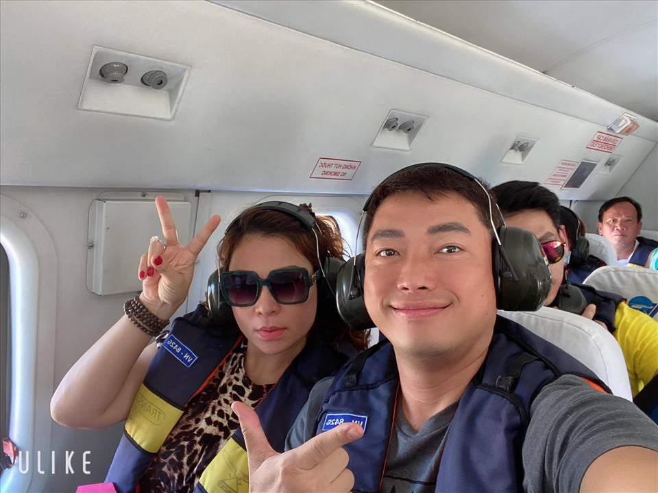 Mỗi khi lên Sài Gòn làm việc, vợ chồng anh giao con cho cô giáo trông. Kinh Quốc thừa nhận bản thân là người chân chất, giải dị. Từ khi lấy vợ doanh nhân, anh được vợ tặng xe sang, đồ hiệu, đi du lịch nhiều nơi trên thế giới. Kinh Quốc cũng khẳng định không ỷ lại, dựa dẫm vào vợ vì có tự trọng của người đàn ông.