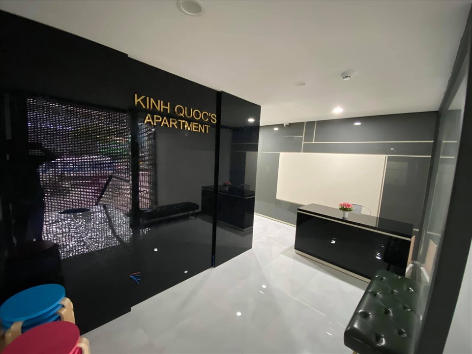 Nam diễn viên cũng kết hợp ở và cho khách thuê. Anh cũng chọn biệt thự của mình để làm bối cảnh quay phim mà không phải đi thuê, tiết kiệm được khá nhiều chi phí. Diễn viên phim “Hướng nghiệp” kết hôn cùng vợ đại gia được 10 năm. Cả hai có con gái hơn 5 tuổi.