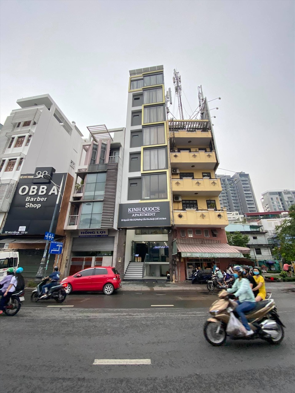 Phóng viên liên hệ với Kinh Quốc, nam diễn viên cho biết, vì đặc thù công việc của đạo diễn nên anh thường xuyên tổ chức casting chọn diễn viên cho các dự án phim ngắn trên YouTube. Trước đây, anh phải thuê địa điểm để làm việc, hay phải ở khách sạn mỗi khi lên Sài Gòn. Vì vậy anh quyết định tậu nhà ở Sài Gòn để thuận tiện cho công việc. Căn nhà của Kinh Quốc có 7 tầng, tổng diện tích sử dụng khoảng 700 m2, nằm ở mặt tiền đắt đỏ đường Nguyễn Văn Cừ, quận 1, TP.HCM.