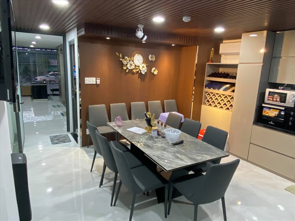 “Trước đây mỗi khi lên Sài Gòn vợ chồng tôi phải ở khách sạn khá bất tiện. 2 con gái học đại học cũng phải ở nhà thuê. Hiện thì mọi thứ đã ổn định hơn”, Kinh Quốc cho hay. Kinh Quốc từng cho biết, vợ chồng anh anh có 1 căn nhà và nhiều biệt thự cho thuê ở thành phố biển Vũng Tàu. Mỗi căn rộng khoảng 300 m2, nằm trên núi nhưng gần biển.