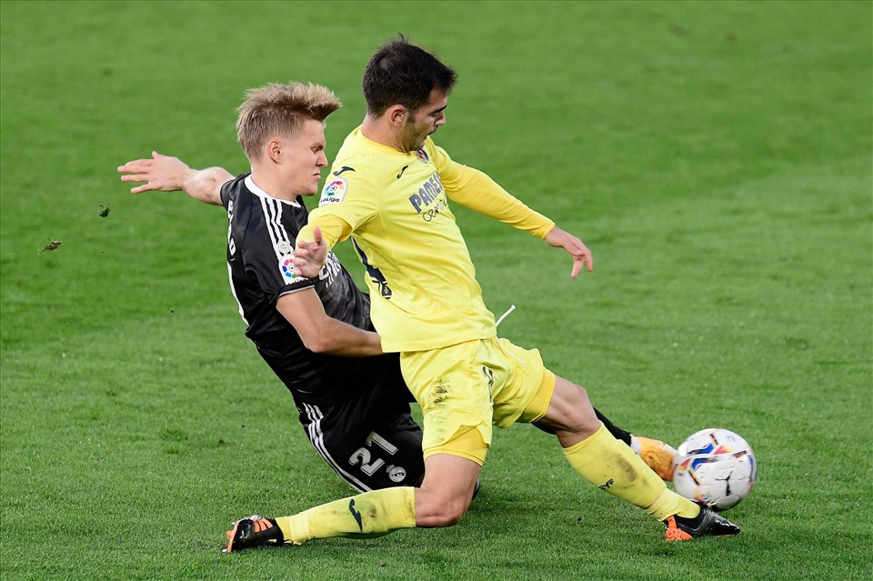 Zidane nên dành nhiều niềm tin hơn cho Martin Odegaard (áo đen), với lối chơi nhanh, đơn giản mà hiệu quả. Ảnh: AFP