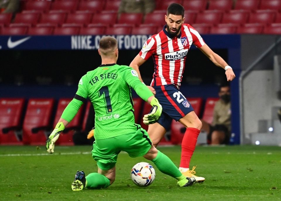 Yannick Carrasco tận dụng sai lầm của hàng thủ Barcelona để ghi bàn duy nhất trong trận đấu. Ảnh: AFP
