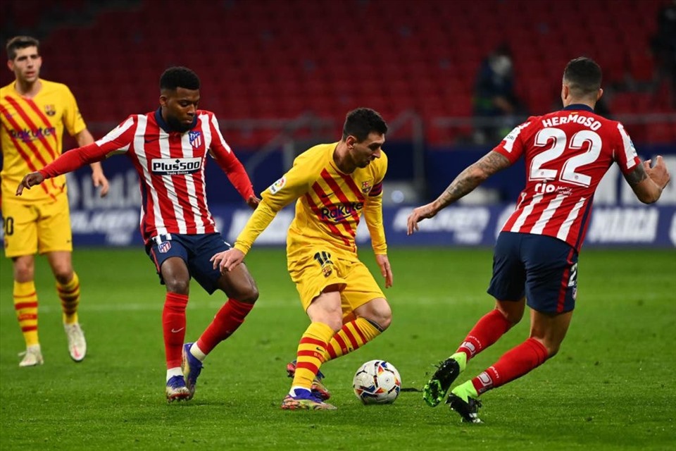 Messi bị kèm cặp rất chặt nên không có nhiều cơ hội. Ảnh: AFP