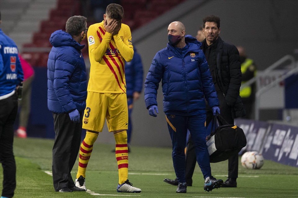 Trắng tay, Barca còn mất người với chấn thương của Gerard Pique và Sergi Roberto. Ảnh: AFP