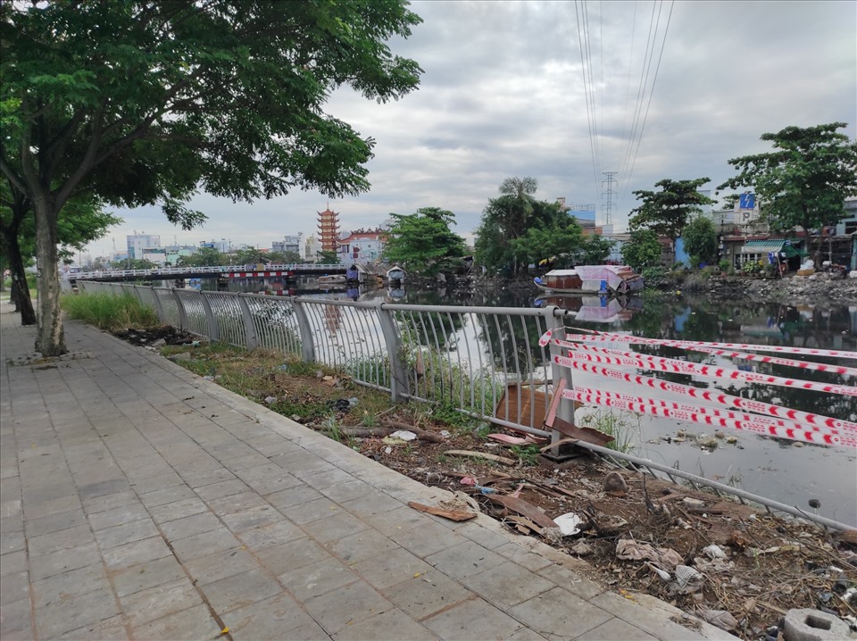 Một đoạn lan can ở khu vực rạch Ruột Ngựa (Quận 8) bị hư hỏng. Dù cơ quan chức năng đã căng dây cảnh báo, nhưng đến nay vẫn chưa được sửa chữa, thay mới.