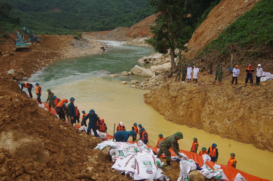 Lực lượng chức năng ngăn đập, nắn dòng tìm kiếm người mất tích ở Rào Trăng 3. Ảnh: TH.