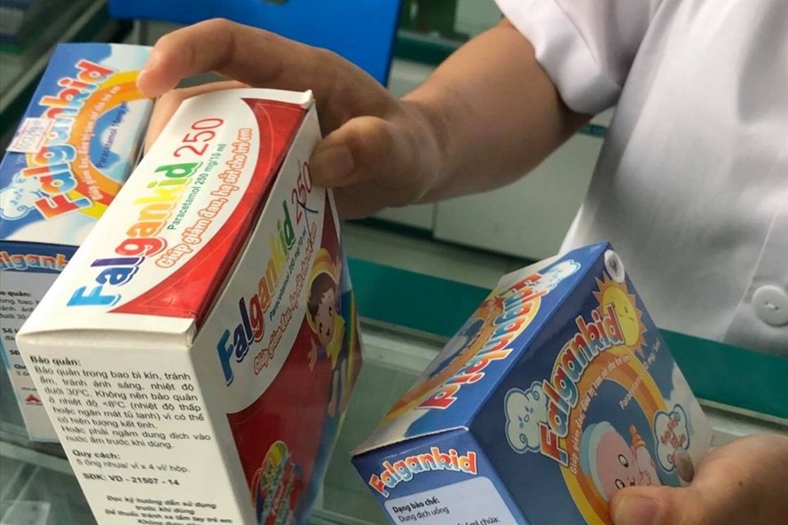 Loại thuốc đang được bán tại một cửa hàng thuốc tại Hà Nội có chênh lệch giá so với giá bán công khai trên Cổng Công khai Y tế. Ảnh: Linh Nhàn