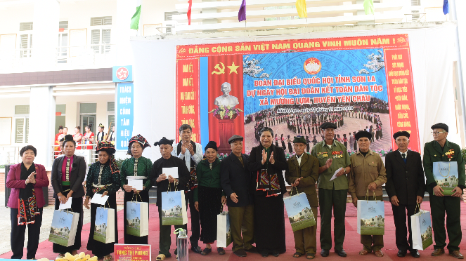 Phó Chủ tịch Thường trực Quốc hội và Đoàn công tác tặng quà trong dịp tiếp xúc cử tri và dự ngày hội Đại đoàn kết toàn dân tộc tại xã Mường Lựm. Ảnh: VGP