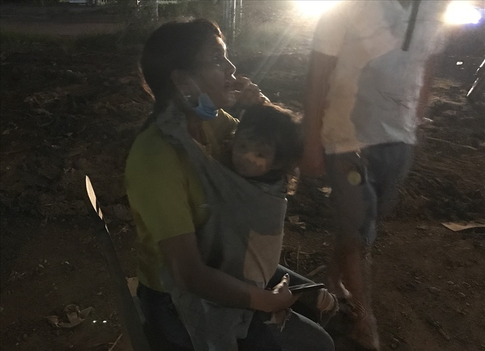 Người phụ nữ và đứa trẻ may mắn bị thương nhẹ. Ảnh: Dương Bình
