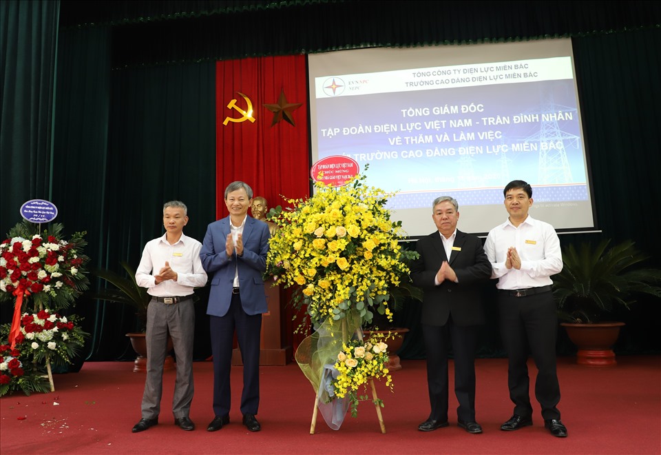 Tổng Giám đốc EVN tặng hoa chúc mừng các thầy, cô giáo trường Cao đẳng Điện lực miền Bắc nhân dịp kỷ niệm 38 năm ngày Nhà giáo Việt Nam (20/11/1982 – 20/11/2020). Ảnh: EVN