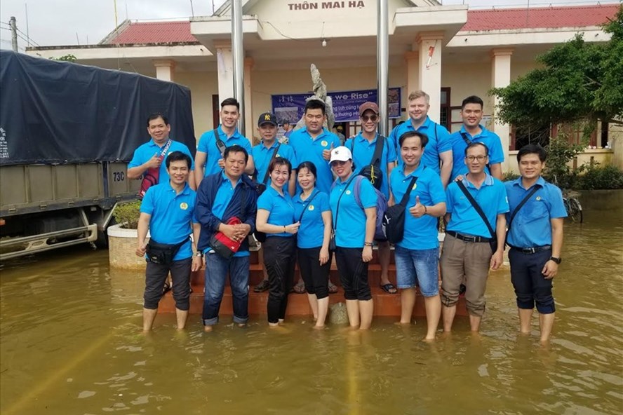 Công đoàn viên, người lao động Cty ChingLuh mang cả tấm lòng đến với bà con vùng lũ miền Trung. Ảnh: C.L