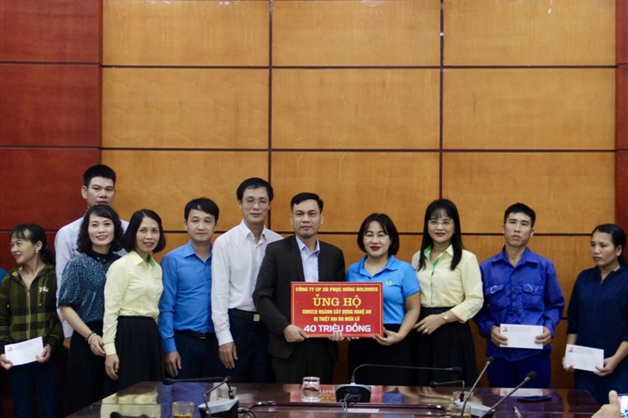 Đoàn công tác Công đoàn ngành Xây dựng Nghệ An chia sẻ, hỗ trợ người lao động Nghệ An bị thiệt hại do mưa lũ. Ảnh: Thanh Tùng