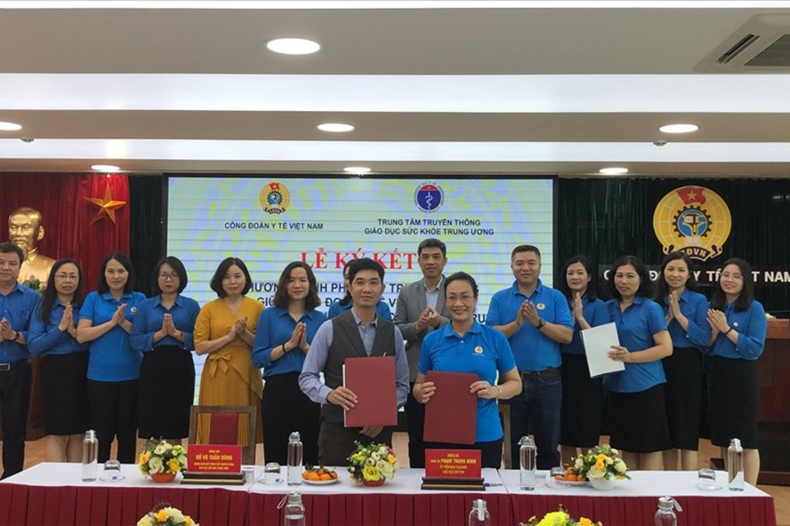 Công đoàn Y tế Việt Nam phối hợp cùng Trung tâm Truyền thông Giáo dục sức khoẻ Trung ương ký hợp tác truyền thông. Ảnh: Bảo Hân.