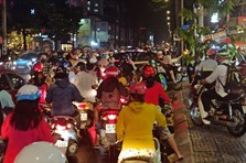 Sau mưa lớn, nhiều đường phố TPHCM kẹt cứng