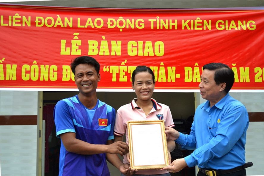 Chủ tịch LĐLĐ tỉnh Kiên Giang Trần Thanh Việt trao Quyết định Mái ấm Công đoàn cho cô giáo Thị Mai Thanh (đoàn viên CĐCS Trường Mầm non Hòa Chánh ở huyện U Minh Thượng, tỉnh Kiên Giang). Ảnh: Lục Tùng