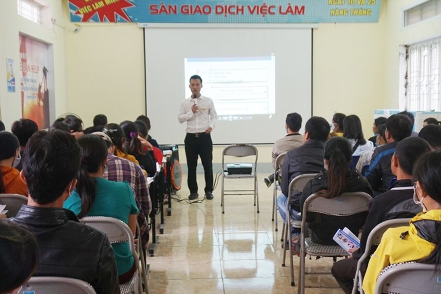 Tư vấn, tuyên truyền về chính sách bảo hiểm thất nghiệp cho NLĐ tham gia sàn giao dịch việc làm tại Trung tâm Dịch vụ Việc làm tỉnh Nghệ An. Ảnh: Hoàng Lam