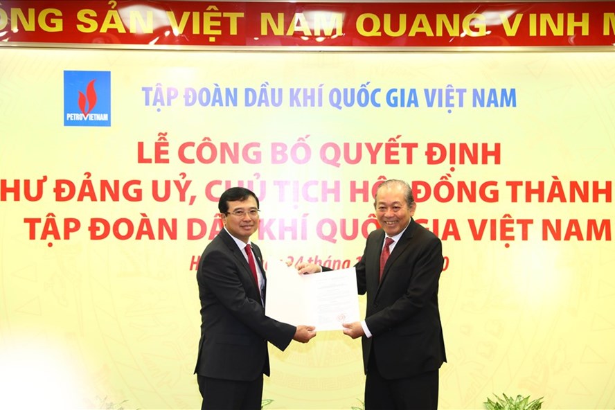 Phó Thủ tướng Thường trực Trương Hòa Bình trao quyết định bổ nhiệm Chủ tịch Hội đồng Thành viên Tập đoàn Dầu khí Quốc gia Việt Nam cho ông Hoàng Quốc Vượng. Ảnh: Lê Sơn