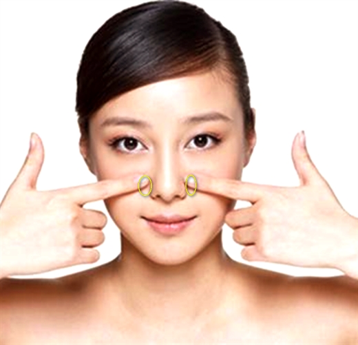 Bài tập massage là liệu giúp giảm cơn đau, tắc mũi tạm thời, người bệnh có thể thường xuyên thực hiện tại nhà. Ảnh: suckhoegiadinh