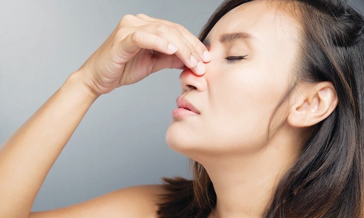 Viêm mũi dị ứng là nỗi phiền toái của nhiều người, làm ảnh hưởng tới chất lượng cuộc sống, công việc, học tập,... Ảnh: vinmec.com
