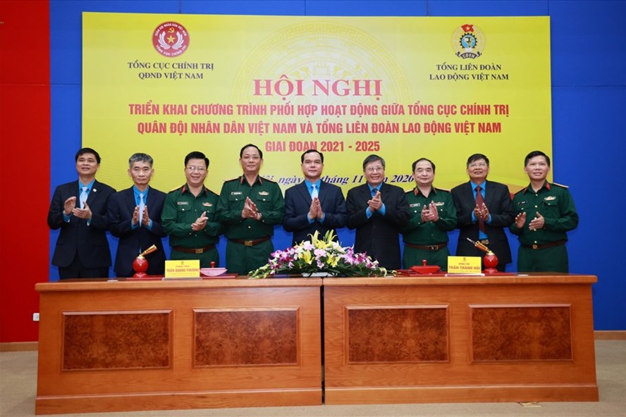 Lãnh đạo Tổng LĐLĐ Việt Nam và Tổng cục Chính trị Quân đội nhân dân Việt Nam ký kết chương trình phối hợp hoạt động trong 5 năm tiếp theo. Ảnh: Hải Nguyễn
