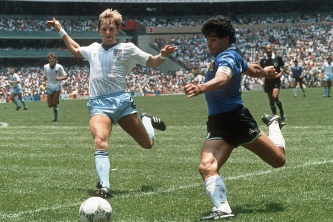 Một tình huống đi bóng của huyền thoại Maradona trong trận Argentina - Anh. Ảnh: AFP