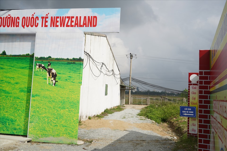 “Nhà máy” sữa dinh dưỡng quốc tế New Zealand tại Nghệ An thực chất là nhà kho cũ rộng khoảng 800m2 vừa được thuê lại, cửa đóng im lìm. Ảnh: QĐ