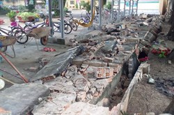 Đồng Nai: Bức tường dài hàng chục mét tại nhà để xe học sinh bất ngờ đổ sập