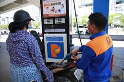 Giá xăng tăng từ chiều nay