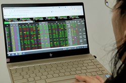Chứng khoán: Vượt đỉnh 1.000 kì vọng, giờ là lúc xả hàng chốt lời?