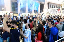 Hàng chục ngàn người hâm mộ xếp hàng đưa tiễn huyền thoại Maradona