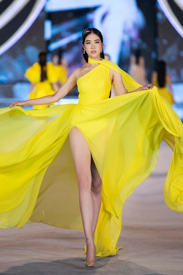 Quỳnh Trang không phải gương mặt quá xa lạ với khán giả bởi, trước đó cô từng lọt top 10 Miss Universe Việt Nam 2019 giành giải phụ “Người đẹp Bản lĩnh” và chiến thắng tập 4 chương trình “Tôi là Hoa hậu Hoàn vũ Việt Nam” nhờ khả năng tiếng Anh lưu loát, giao tiếp tốt.