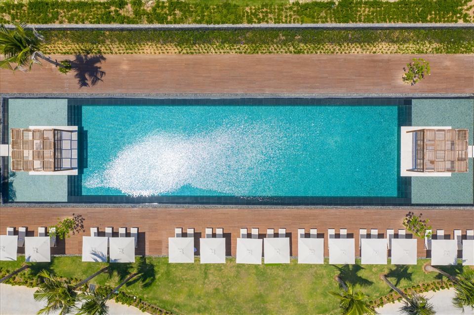 ALMA resort có 12 bể bơi trải dọc khu nghỉ dưỡng ra đến sát biển.