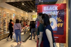 Black Friday 2020: TPHCM nơi chật như nêm, chỗ vắng tanh