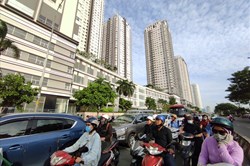 TPHCM: Toát mồ hôi vượt đoạn đường san sát nhà cao tầng
