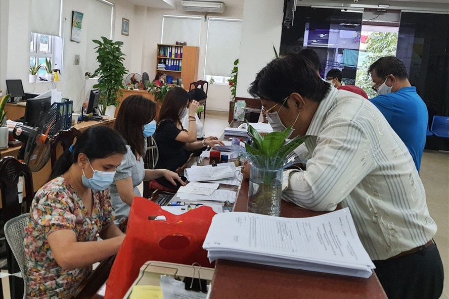 Làm thủ tục tham gia BHXH tại cơ quan BHXH TPHCM. Ảnh Nam Dương