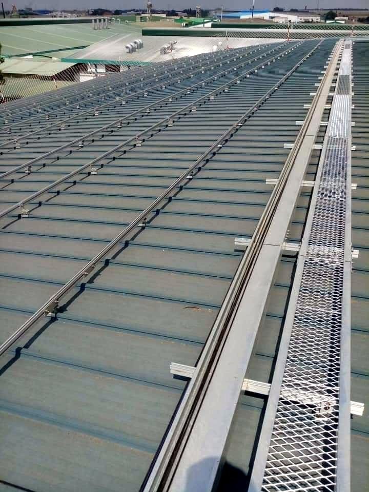 Lắp điện năng lượng mặt trời trên mái nhà (ảnh Nhật Hồ)