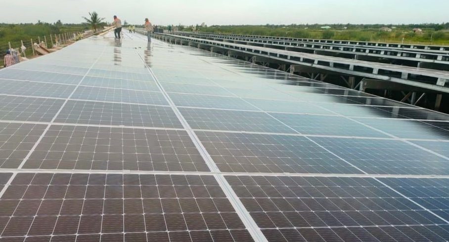 Dự án điện năng lượng mặt trời trong quá trình thi công tại huyện Hòa Bình, tỉnh Bạc Liêu (ảnh Nhật Hồ)