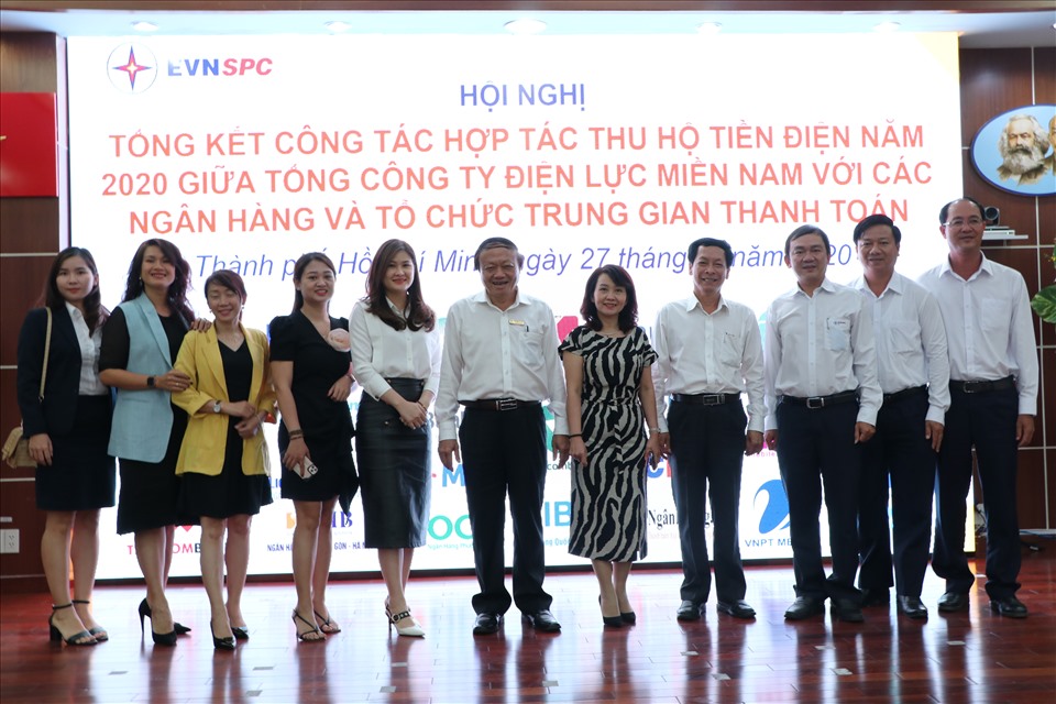 Ông Nguyễn Văn Lý (giữa) chụp hình lưu niệm với các đại biểu tham gia hội nghị. Ảnh EVNSPC cung cấp.